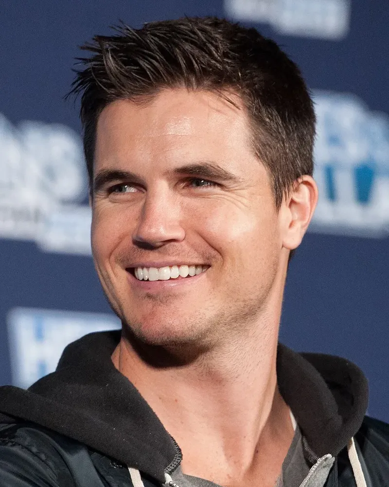Robbie Amell