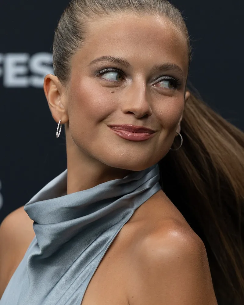 Zoë Pastelle Holthuizen
